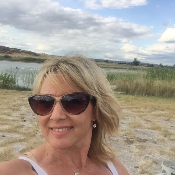 Meet your Posher, Deb - Picture 3 of 10